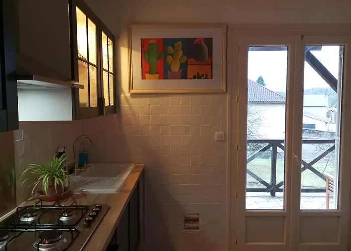 Дом отдыха Maison Avec Jardin Pret Du Centre Historique Сарла-ла-Канеда