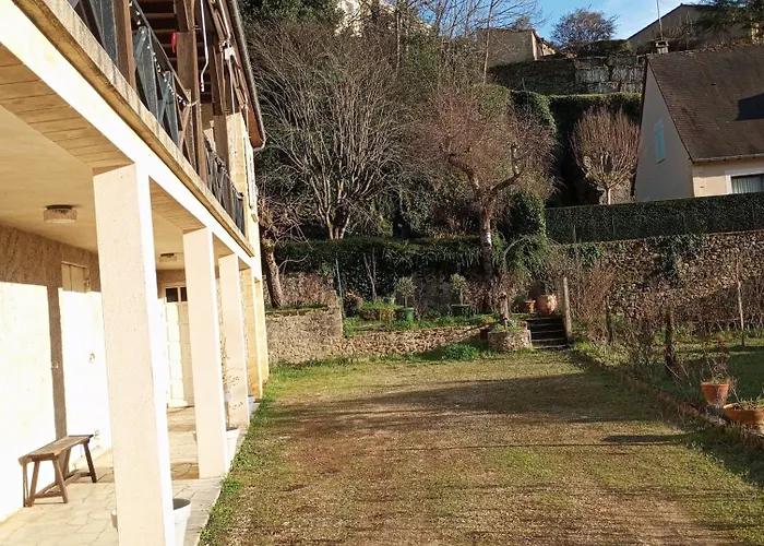 Дом отдыха Maison Avec Jardin Pret Du Centre Historique Сарла-ла-Канеда